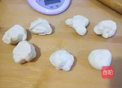 Illustration of how to make screw buns 5