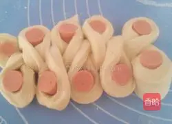 Illustration of how to make ham bread 7