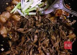 Illustration of making twice-cooked pork with salted vegetables 12