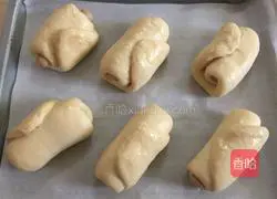 Illustration of how to make sausage bread 12