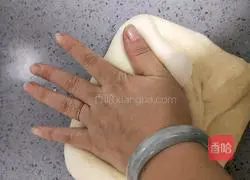 Illustration of how to make red bean bagels 7