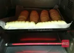 Illustration of how to make caterpillar bread 16