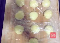 Illustration of how to make meat floss bread 4