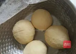 Illustration of how to make chives and meat floss bread 2