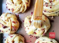 Super detailed illustration of how to make cranberry coconut flower bread 18