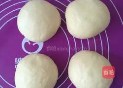 Illustration of how to make twist buns 1