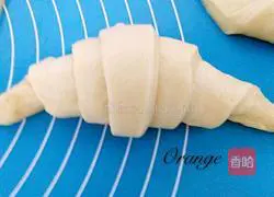 Illustration of how to make buttery bean croissants 6