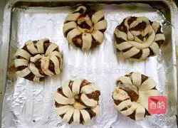  Illustration of how to make bean paste roll flower bread 18