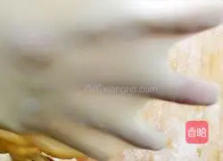 Illustration of how to make caterpillar bread 8