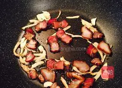 Illustration of how to stir-fry Xiangxi bacon with kale 7