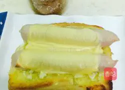 Garlic cheese Illustration of how to make ham and meat floss toasted bread 8