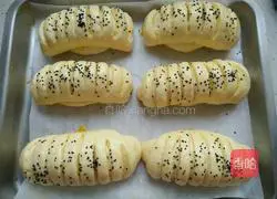 Illustration of how to make meat floss bread 9