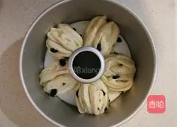 Illustration of how to make raisin bread rolls 5