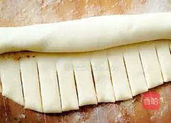 Illustration of how to make caterpillar bread 12