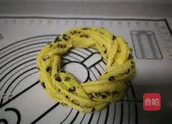 Illustration of how to make black currant and coconut wreath bread 14