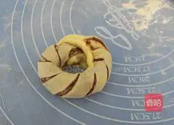 Illustration of how to make bean paste bread flowers 15