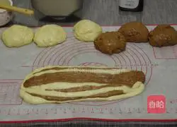 Illustration of how to make two-color toast bread 10