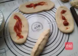 Illustration of how to make caterpillar jam bread 3