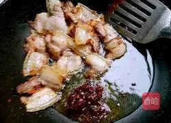 Illustration of how to make garlic twice-cooked pork 5