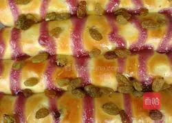 Illustration of how to make tija blueberry jam sandwich bread 5