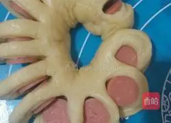 Illustration of how to make ham sausage flower bread 11