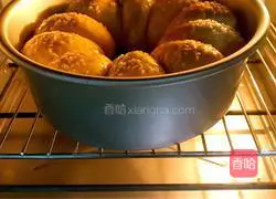 Illustration of how to make seaweed and meat floss bread 19