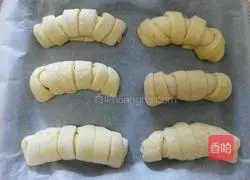 Illustration of making caterpillar meat floss bread 12