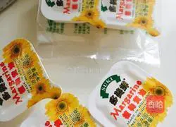 Illustration of how to make meat floss, condensed milk and salty bread (dairy-free and sugar-free version) 3