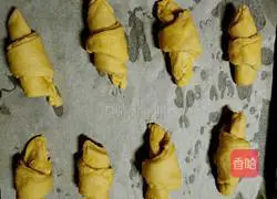 Illustration of how to make butter croissants 6
