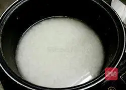 Illustration of how to make fried glutinous rice with preserved meat 2