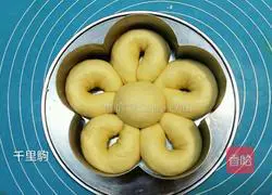 Illustration of how to make butter flower bread 7