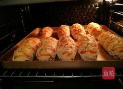 Illustration of how to make scallion cheese, meat floss and ham bread 6