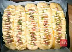 Illustration of how to make ham sausage and green onion bread 6