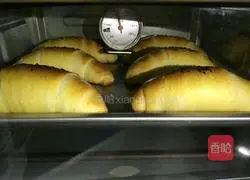 Illustration of how to make croissants 13