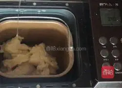 Illustration of how to make beef sausage rolls 2