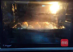 Illustration of how to make condensed milk buns 17