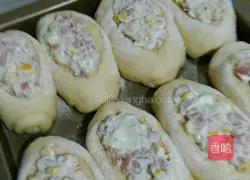 Illustration of how to make bacon corn salad bread 6