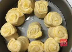 Illustration of how to make flower-shaped coconut bread 3