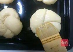 Illustration of how to make green onion, seaweed and meat floss bread 17