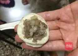 Illustration of making black pepper pork and onion bread 8