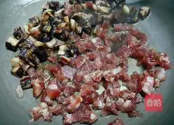 Illustration of how to make fried glutinous rice with preserved meat 5