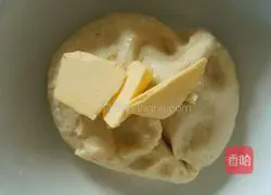 Illustration of how to make raisin flower bread 3