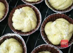 Illustration of how to make light cream hand-shredded coconut buns 16