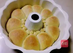 Illustration of how to make light cream Totoro bread 11