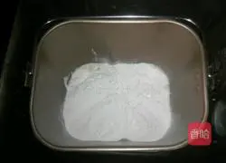 Illustration of making caterpillar meat floss bread 2