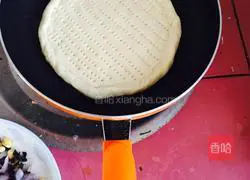 Illustration of how to make healthy vegetable pizza in a pan 5