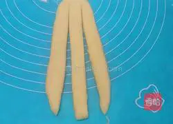 Illustration of how to make braided cranberry crispy bread 6