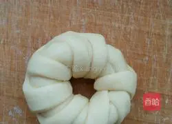 Illustration of how to make jujube garland bread 11