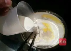 Illustration of how to make meat floss bread 2