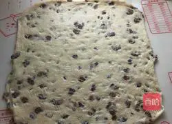 Illustration of how to make honey red bean evaporated milk bread cubes 10